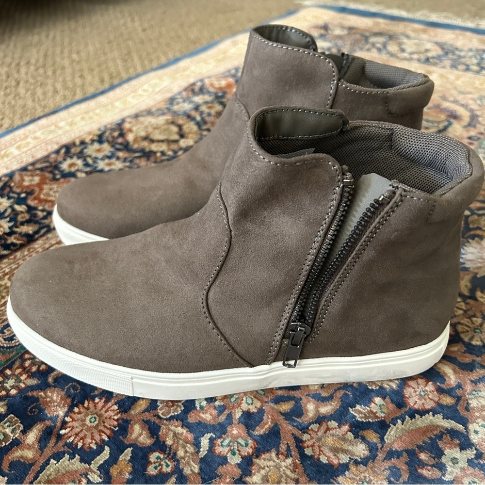 NWOT Izod grey/taupe suede side zip shirt boots. Size 8. Comfy and versatile - Picture 6 of 8
